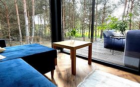 Przeszklony Tiny House w Lesie